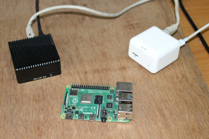 NanoPi R2S（左）和 NanoPi NEO（右）——（Raspberry Pi 4是用来比较两个产品尺寸大小的）