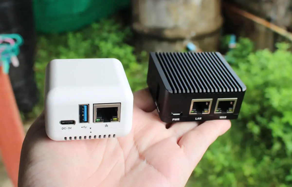 NanoPi NEO3（左）和 NanoPi R2S（右）
