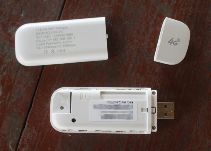 4G LTE WiFi加密狗的SIM卡和microSD卡安装位置