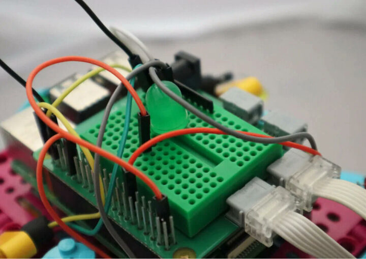构建 HAT 连接到带有高接头、两个 LEGO Technic 电机和面包板的树莓派板