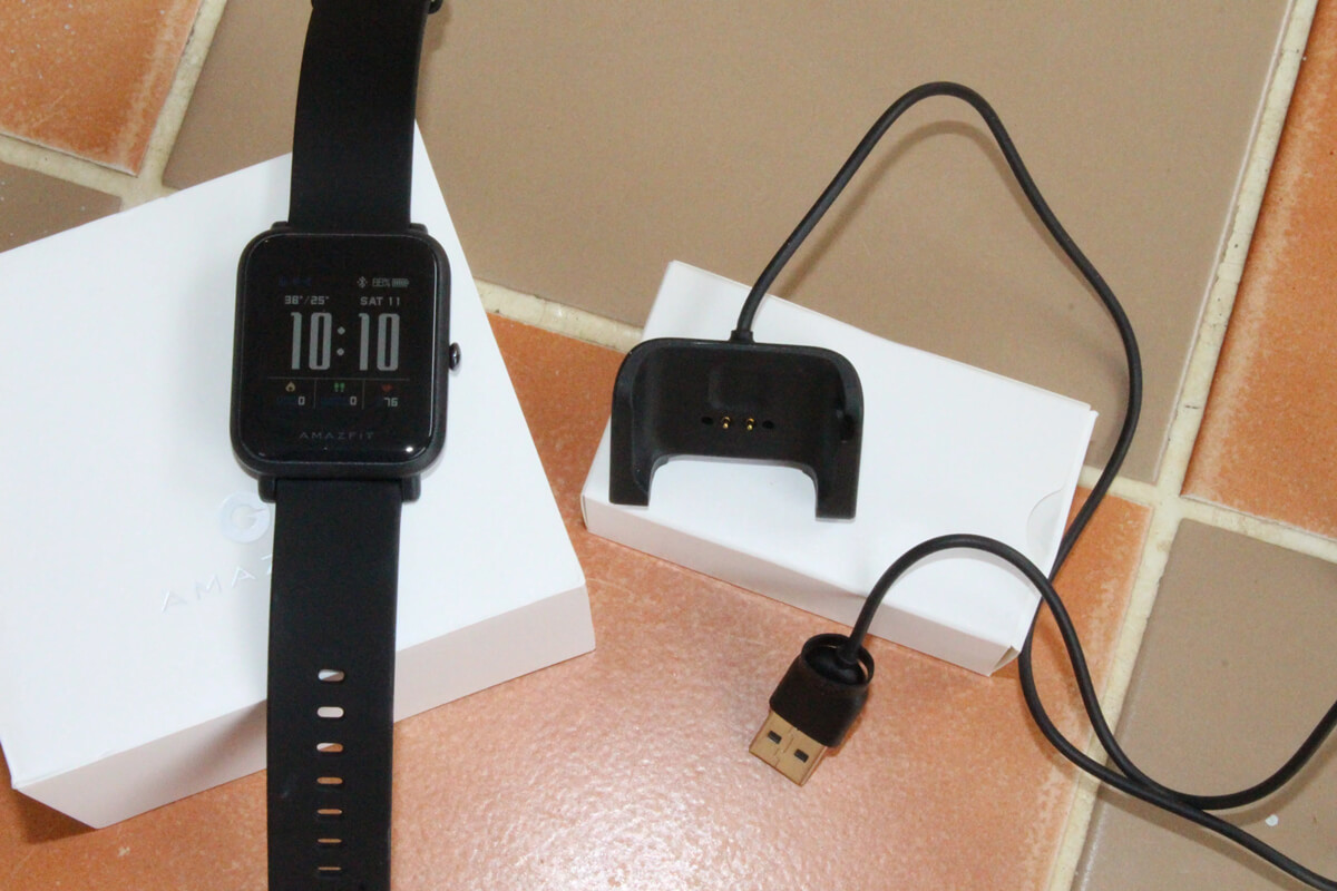 Amazfit Bip智能手表和充电器