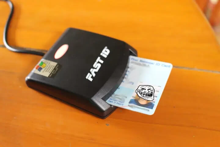 EZ100PU智能读卡器连接到笔记本电脑并插入身份证