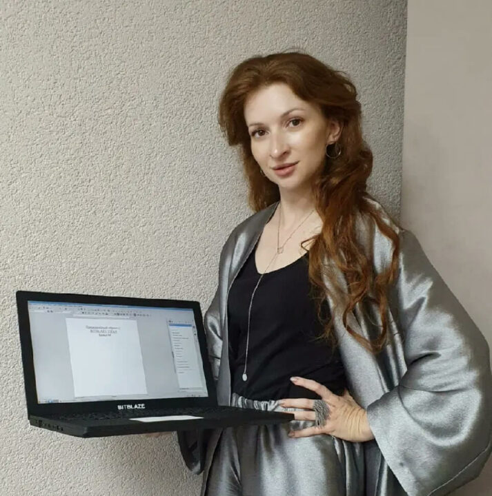 Prombit 商务总监 Yana Brysh手持预生产笔记本电脑的照片
