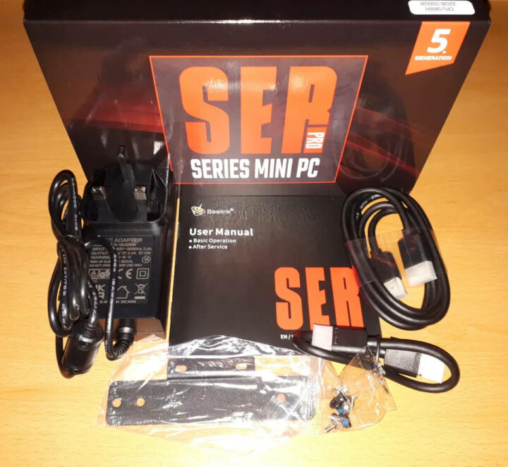 零刻 SER5 电源、及用户手册等